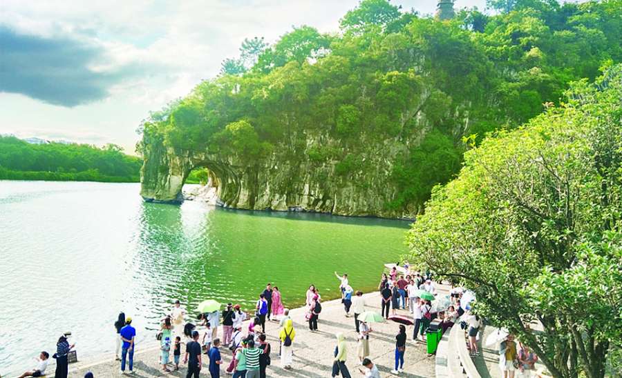 ငြိမ်းချမ်းသည့်ကွေ့လင်၊ တောက်ပသည့် လီမြစ်နှင့် အစိမ်းရောင်ရေပြင်ပေါ်က အတွေးတစ်စ