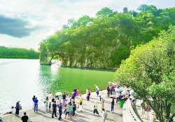 ငြိမ်းချမ်းသည့်ကွေ့လင်၊ တောက်ပသည့် လီမြစ်နှင့် အစိမ်းရောင်ရေပြင်ပေါ်က အတွေးတစ်စ