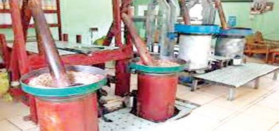 ဆီနှင့်ငွေ အတူမနေ